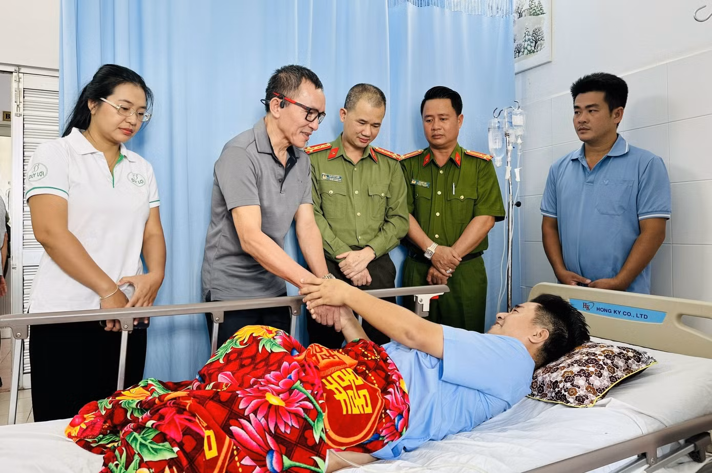 Nhiều cơ quan, đơn vị đã đến thăm hỏi, động viên Đại úy Trần Hoàng Ngôi.