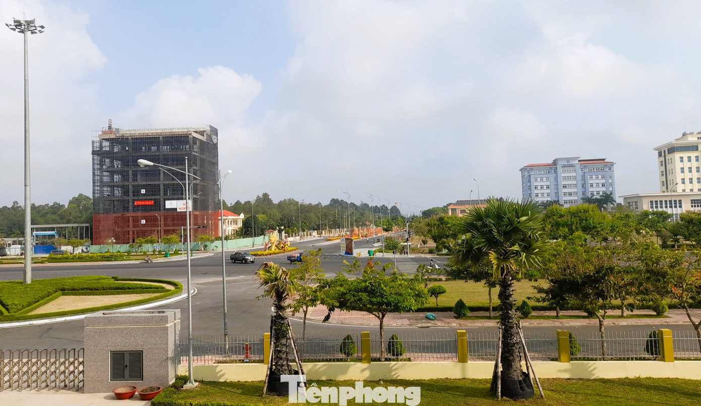 Khu trung tâm hành chính tỉnh Vĩnh Long mới tại đường Võ Văn Kiệt, TP. Vĩnh Long (Ảnh: CK). Khu trung tâm hành chính tỉnh Vĩnh Long mới tại đường Võ Văn Kiệt, TP. Vĩnh Long (Ảnh: CK).