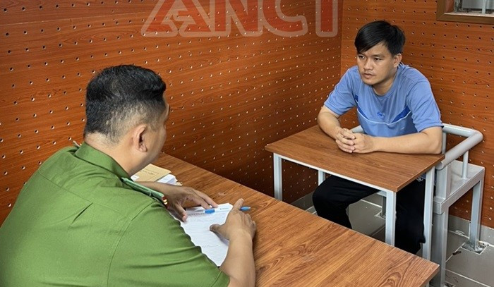 Công an làm việc với Huỳnh Thành Luân. Ảnh: DL