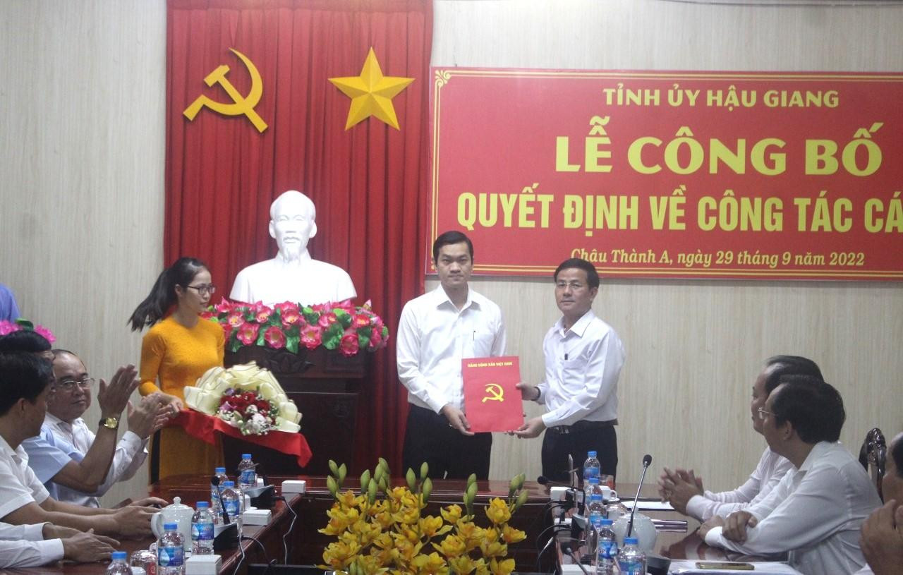 Ông Nguyễn Phong Minh (trái) nhận quyết định giữ chức Bí thư Huyện ủy Châu Thành A. Ông Nguyễn Phong Minh (trái) nhận quyết định giữ chức Bí thư Huyện ủy Châu Thành A.