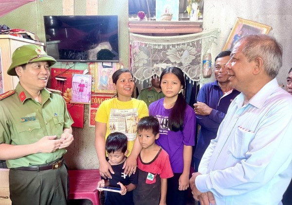 Đại tá Nguyễn Hồng Nguyên - Phó Chánh Văn phòng Bộ Công an khảo sát tại huyện Càng Long, tỉnh Trà Vinh. Đại tá Nguyễn Hồng Nguyên - Phó Chánh Văn phòng Bộ Công an khảo sát tại huyện Càng Long, tỉnh Trà Vinh.