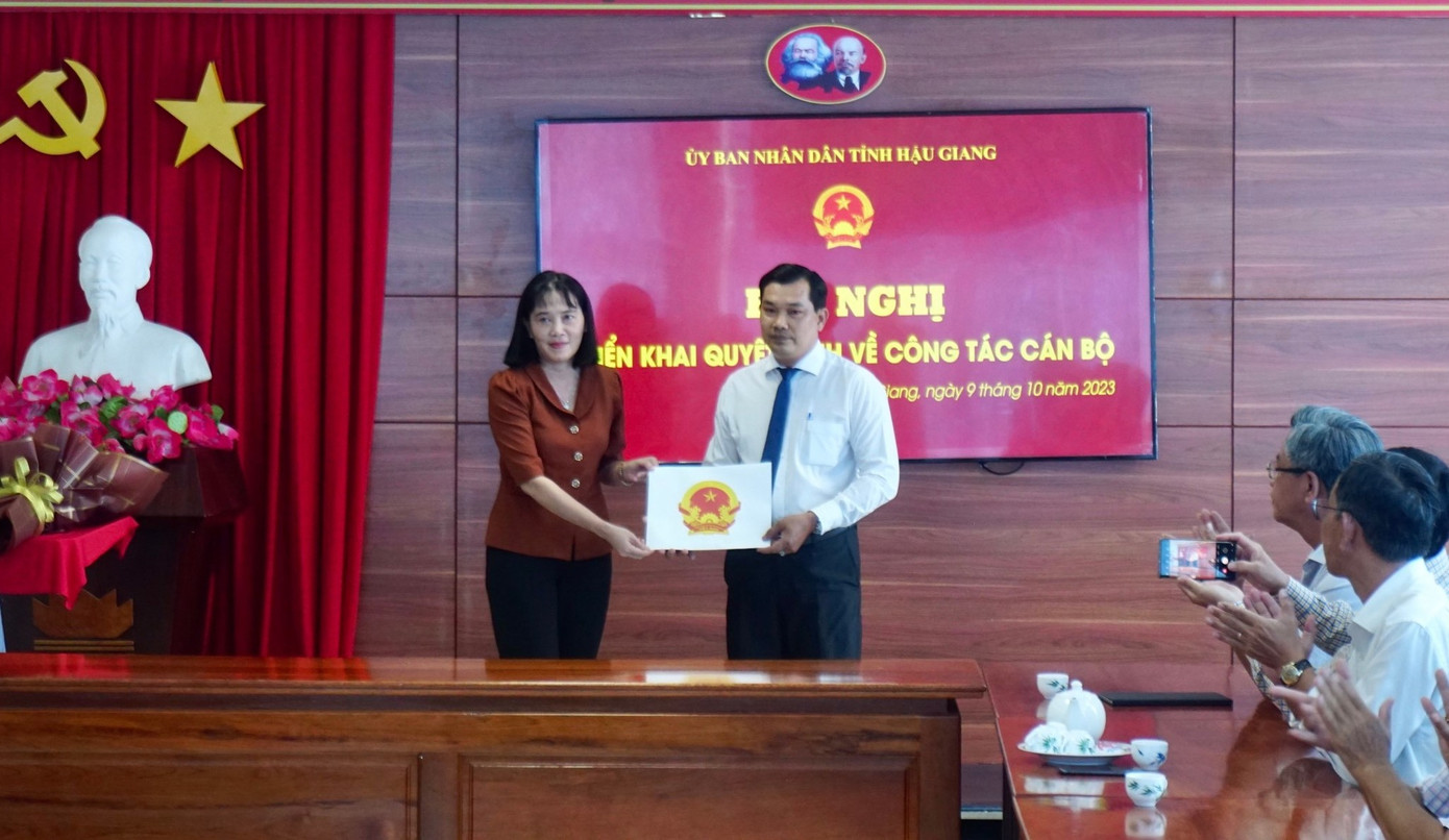 Phó Chủ tịch UBND tỉnh Hậu Giang Hồ Thu Ánh trao quyết định cho ông Lê Minh Tuấn. Phó Chủ tịch UBND tỉnh Hậu Giang Hồ Thu Ánh trao quyết định cho ông Lê Minh Tuấn.