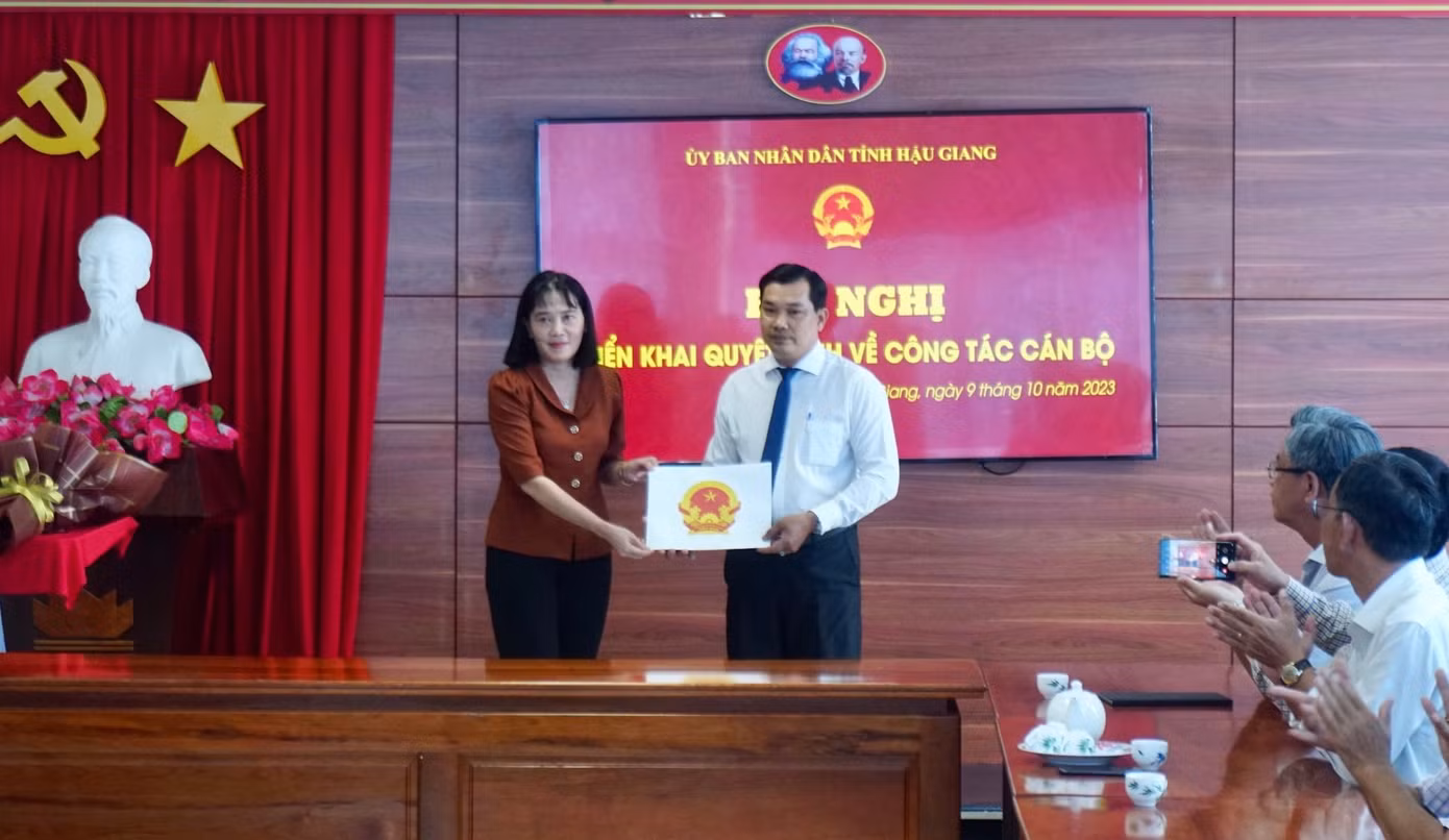 Phó Chủ tịch UBND tỉnh Hậu Giang Hồ Thu Ánh trao quyết định cho ông Lê Minh Tuấn.