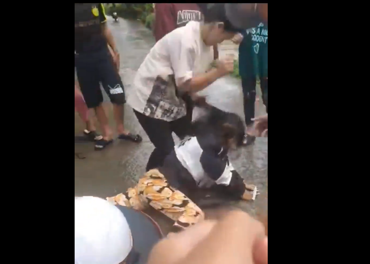 Nhóm nữ sinh đánh bạn giữa đường. Ảnh cắt từ video Nhóm nữ sinh đánh bạn giữa đường. Ảnh cắt từ video