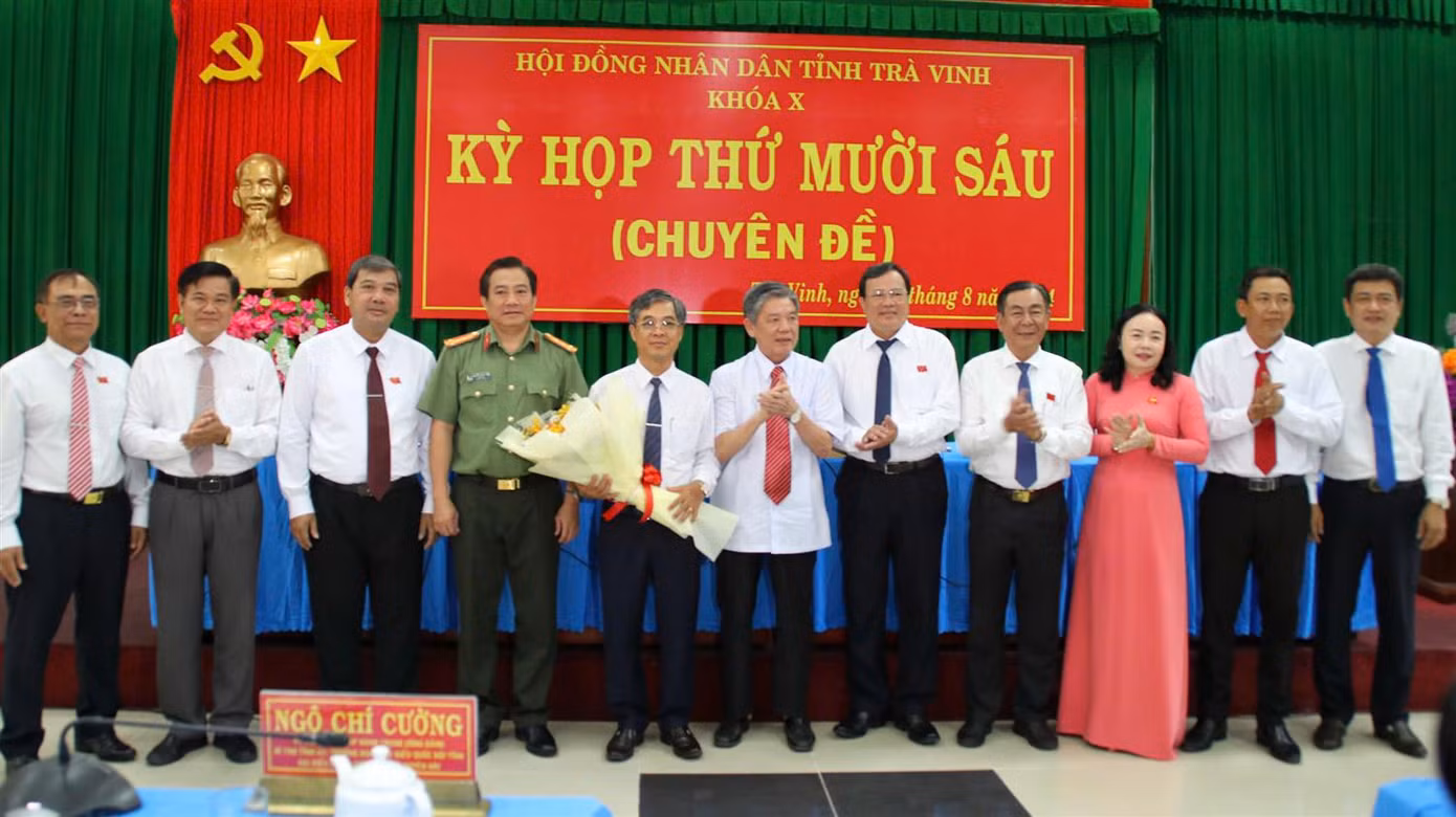 Lãnh đạo tỉnh Trà Vinh chúc mừng ông Châu Văn Hòa (cầm hoa). Ảnh: Trúc Phương