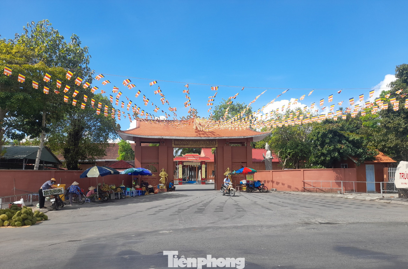 Cách đó không xa là Thiền viện Trúc Lâm phương Nam, một trong những điểm du lịch tiêu biểu của vùng Đồng bằng sông Cửu Long. Cách đó không xa là Thiền viện Trúc Lâm phương Nam, một trong những điểm du lịch tiêu biểu của vùng Đồng bằng sông Cửu Long.