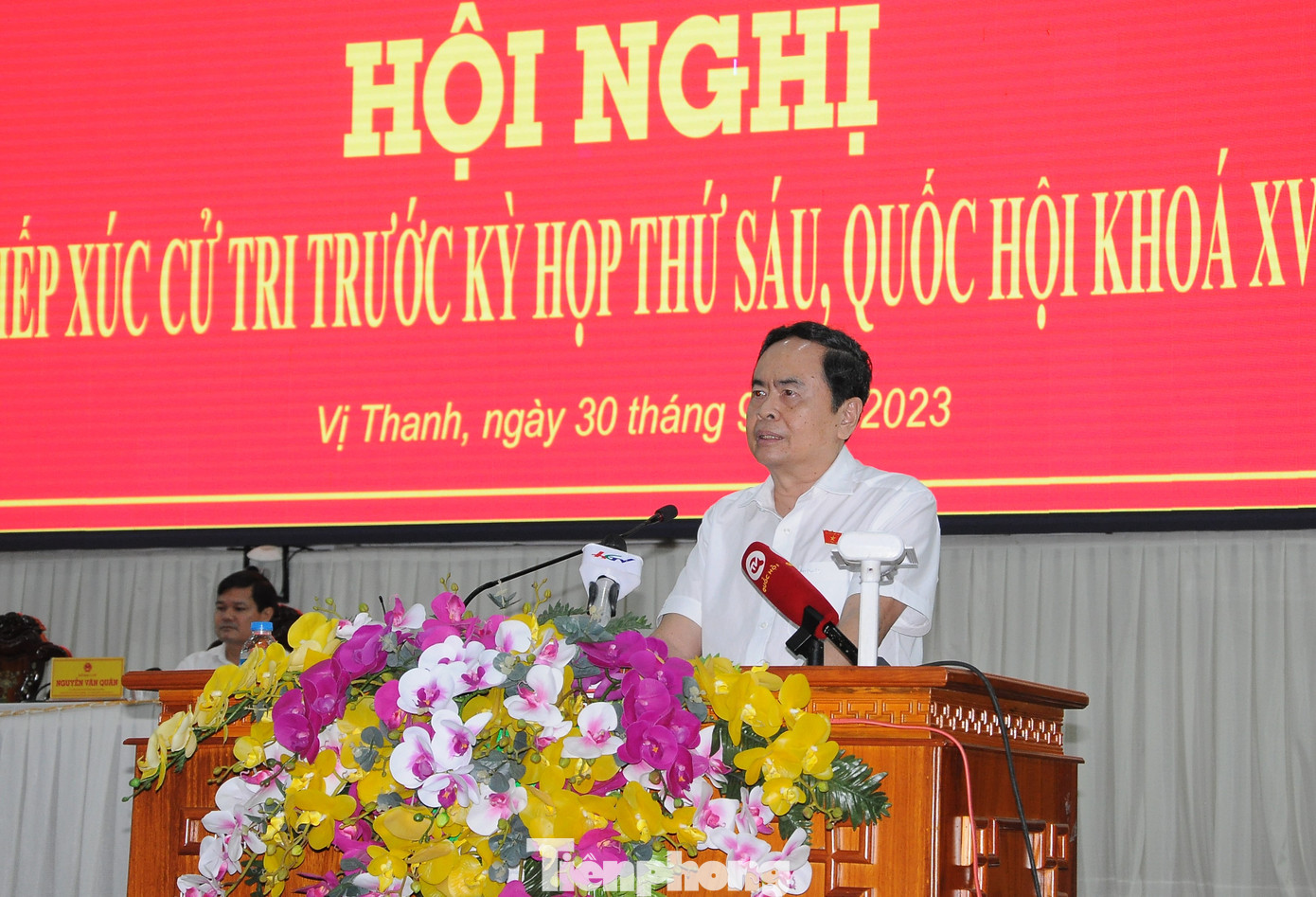 Phó Chủ tịch Thường trực Quốc hội Trần Thanh Mẫn trao đổi với cử tri tại hội nghị. Ảnh: Cảnh Kỳ.