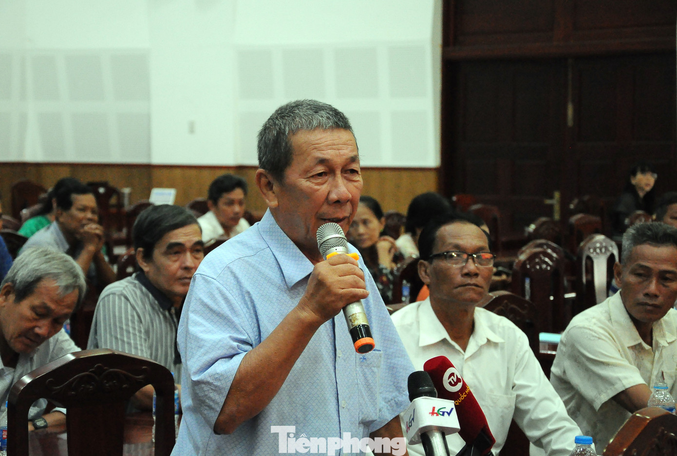 Cử tri phát biểu ý kiến tại hội nghị tiếp xúc cử tri. Ảnh: Cảnh Kỳ.