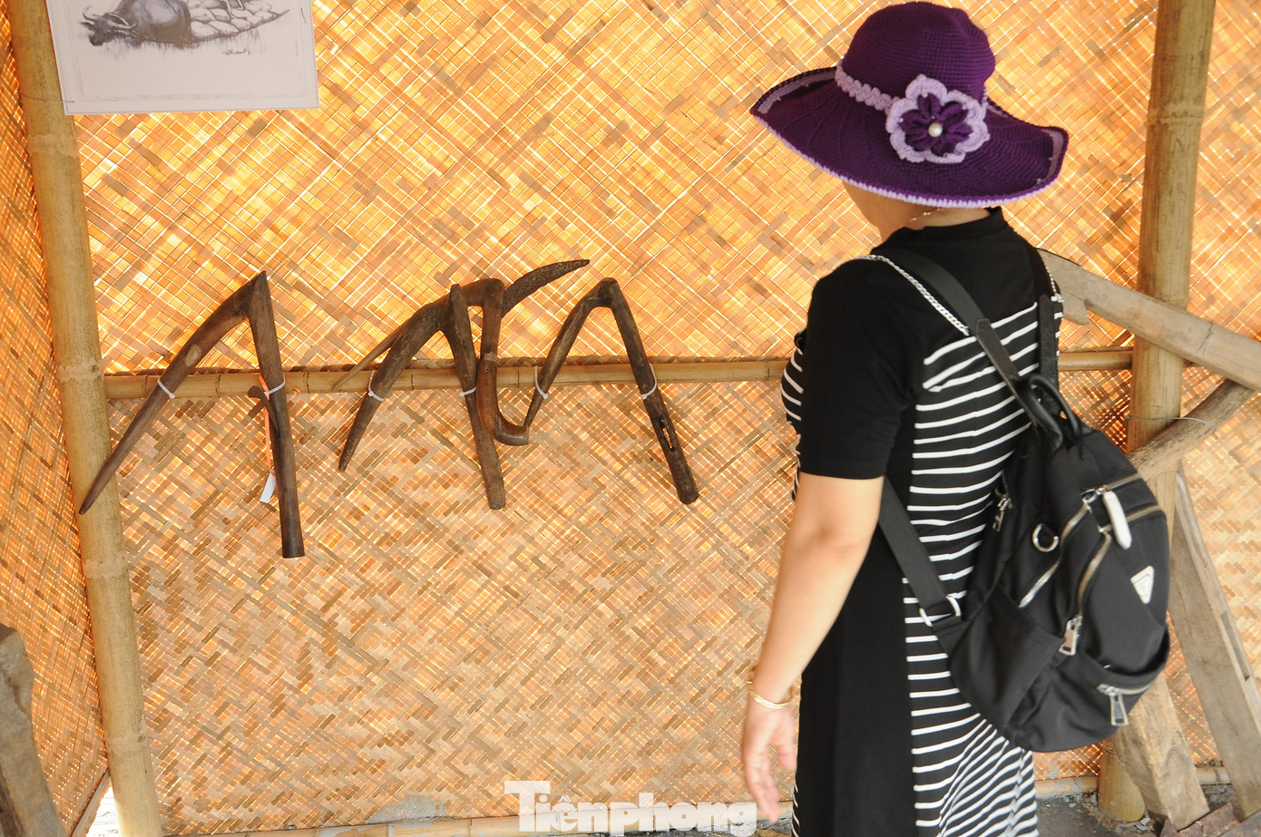 Đây là thời kỳ sản xuất tự cung tự cấp, công cụ giản đơn, cầm tay; năng suất lao động thấp, chỉ đảm bảo bù đắp sức lao động… Đây là thời kỳ sản xuất tự cung tự cấp, công cụ giản đơn, cầm tay; năng suất lao động thấp, chỉ đảm bảo bù đắp sức lao động…