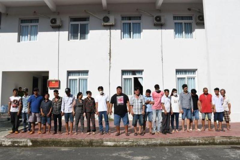 Hàng chục người đánh bạc bị bắt quả tang.