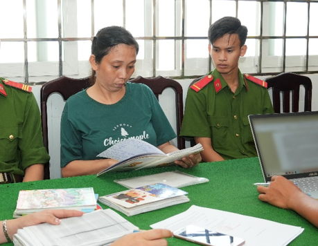 Trần Bích Tuyền tại cơ quan công an.