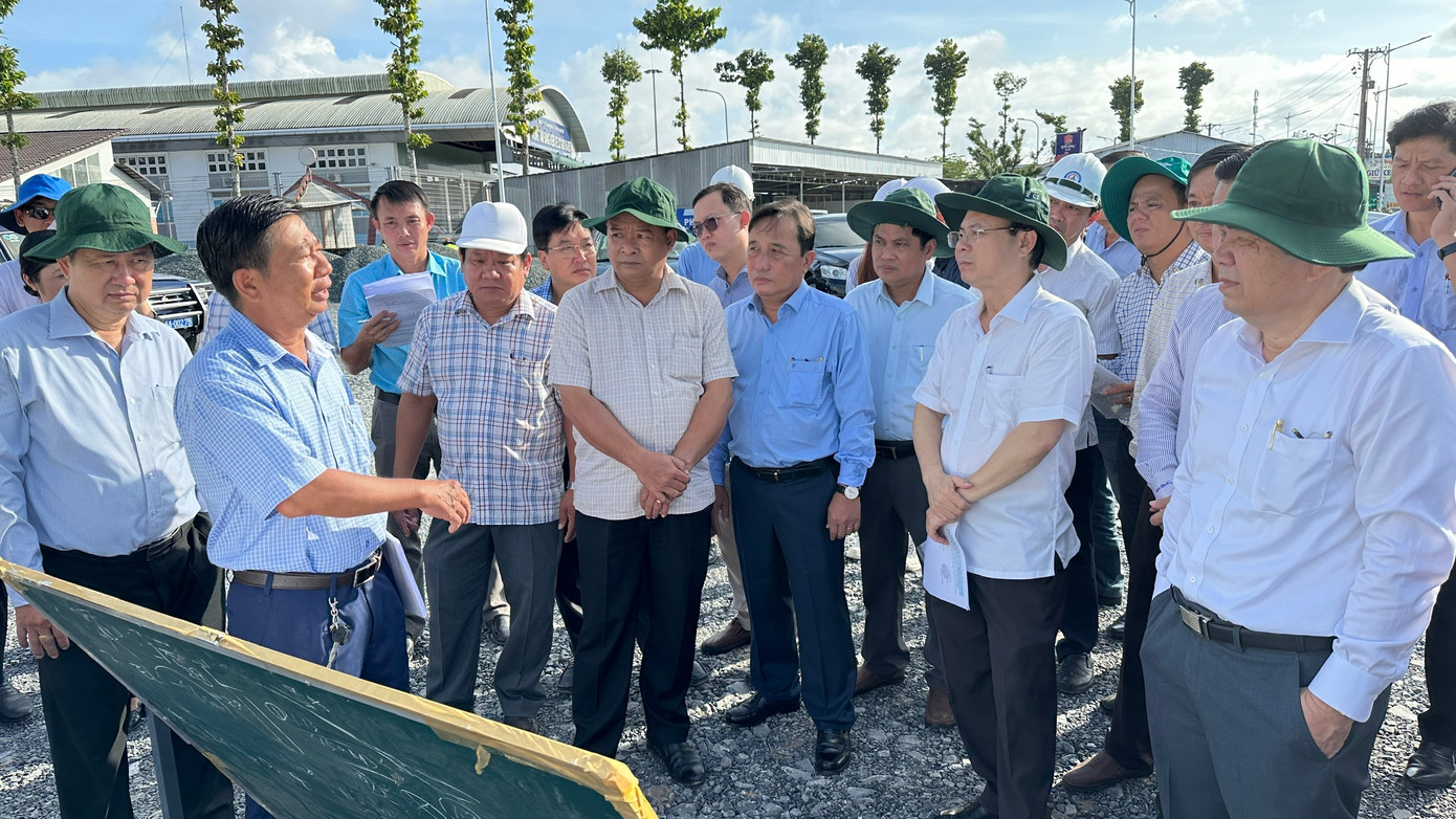 Bí thư Thành ủy Cần Thơ cùng lãnh đạo UBND thành phố, các sở ngành tại buổi kiểm tra. Bí thư Thành ủy Cần Thơ cùng lãnh đạo UBND thành phố, các sở ngành tại buổi kiểm tra.