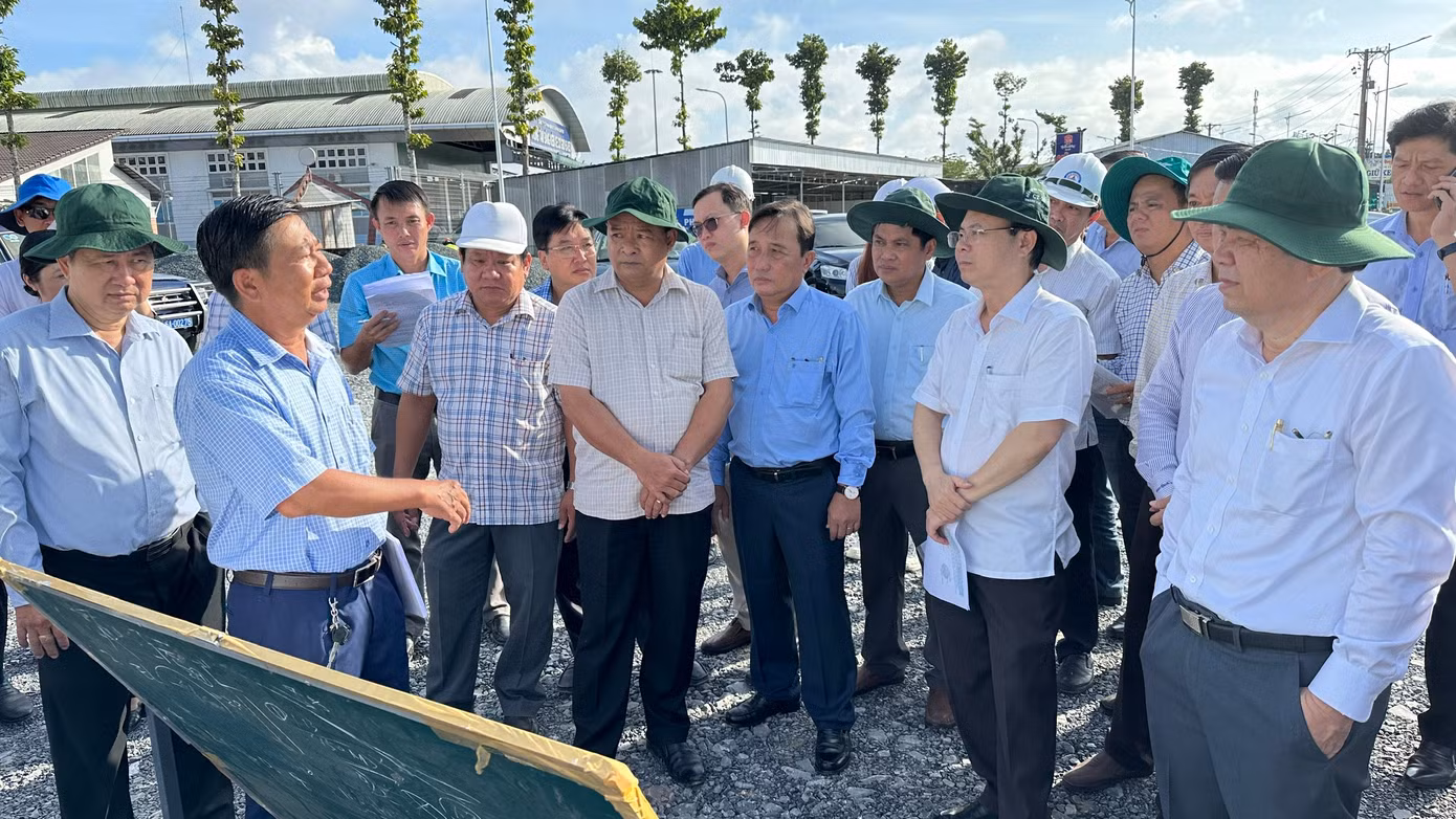 Bí thư Thành ủy Cần Thơ cùng lãnh đạo UBND thành phố, các sở ngành tại buổi kiểm tra.