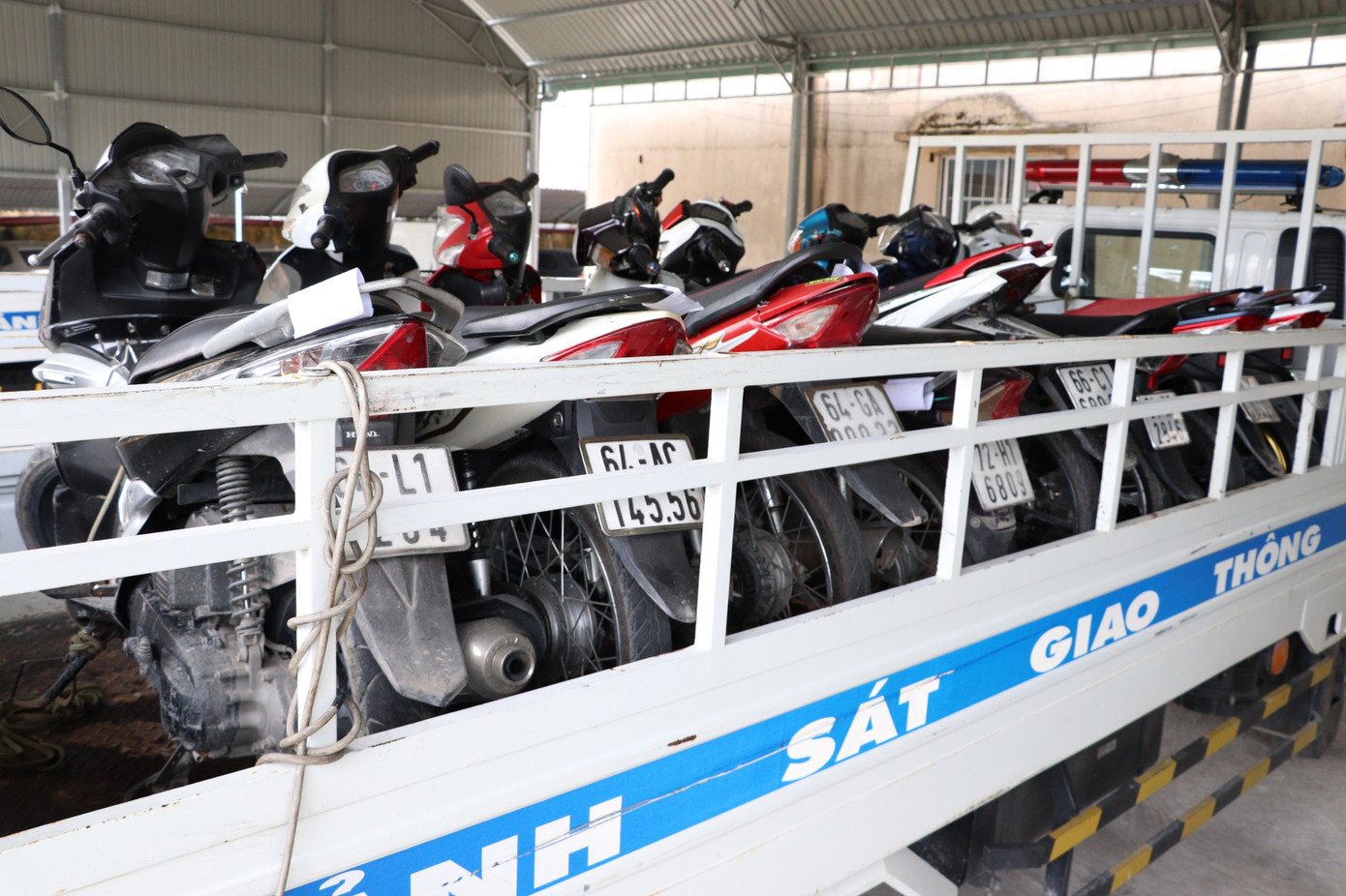 Công an thu giữ hung khí và phương tiện của nhóm đối tượng.