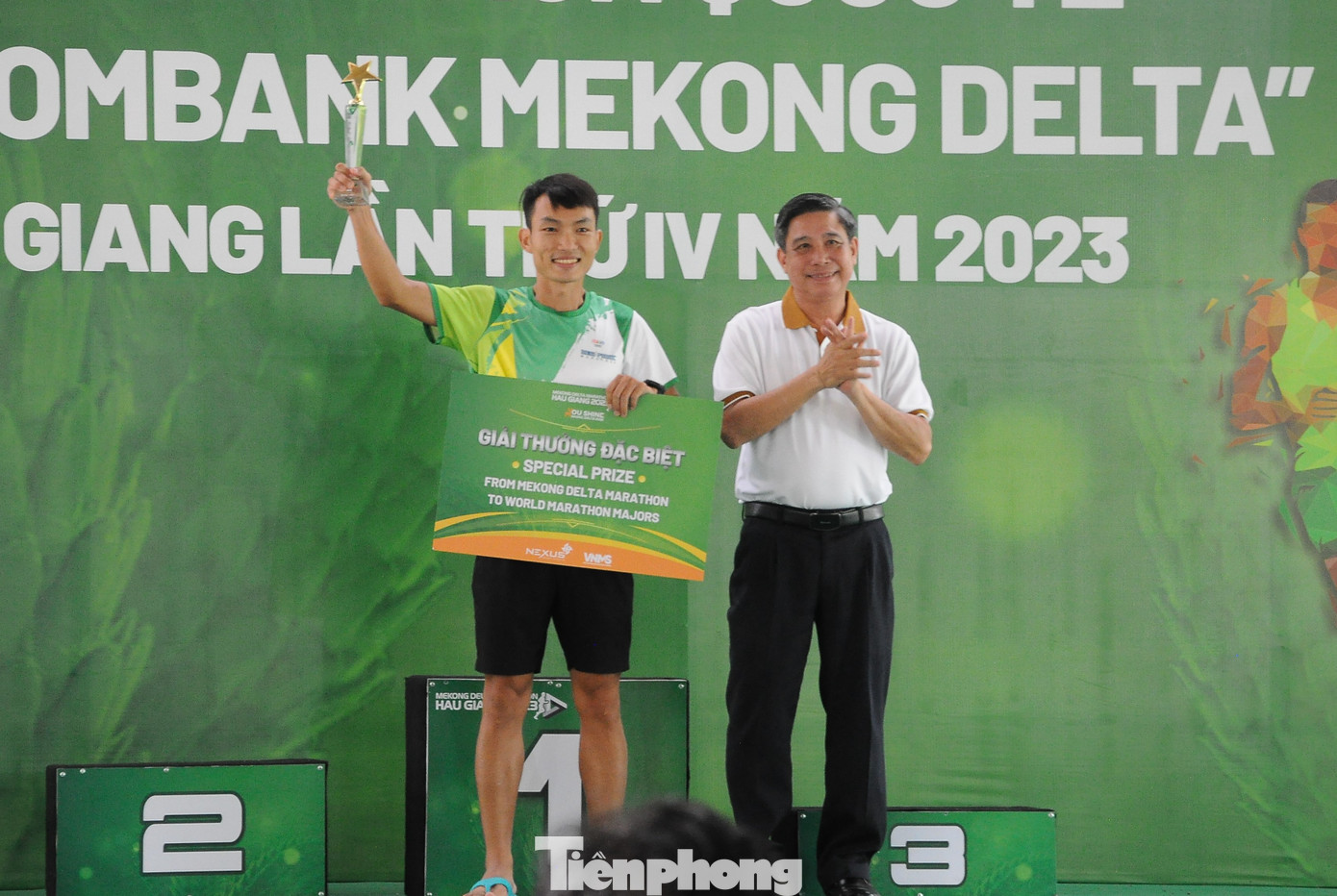 Ông Đồng Văn Thanh - Chủ tịch UBND tỉnh Hậu Giang trao giải đặc biệt cho VĐV Hoàng Nguyên Thanh.