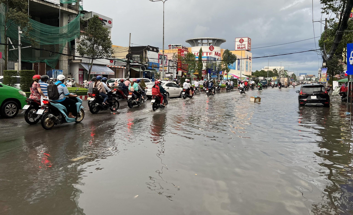 Nhiều tuyến đường như nội ô như Mậu Thân, Nguyễn Văn Cừ, 30 Tháng 4, Cách Mạng Tháng Tám, Nam Kỳ Khởi Nghĩa... bị ngập sâu, có nơi ngập gần hết bánh xe máy, gây khó khăn cho người dân trong đi lại, sinh hoạt. Nhiều tuyến đường như nội ô như Mậu Thân, Nguyễn Văn Cừ, 30 Tháng 4, Cách Mạng Tháng Tám, Nam Kỳ Khởi Nghĩa... bị ngập sâu, có nơi ngập gần hết bánh xe máy, gây khó khăn cho người dân trong đi lại, sinh hoạt.