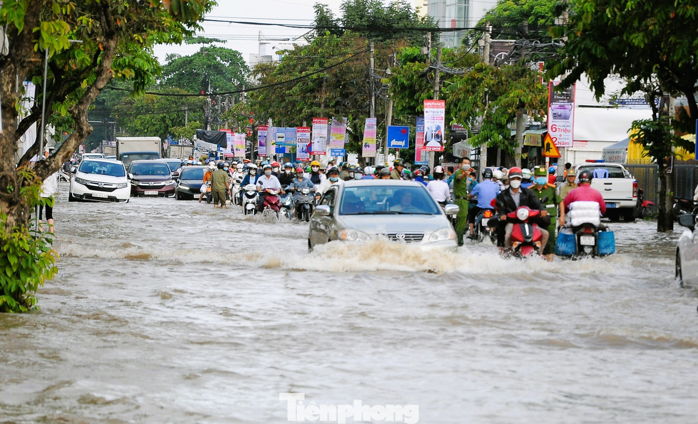 Đường Cách Mạng Tháng Tám là một trong những "rốn ngập" ở Cần Thơ nhiều năm qua. Đường Cách Mạng Tháng Tám là một trong những "rốn ngập" ở Cần Thơ nhiều năm qua.