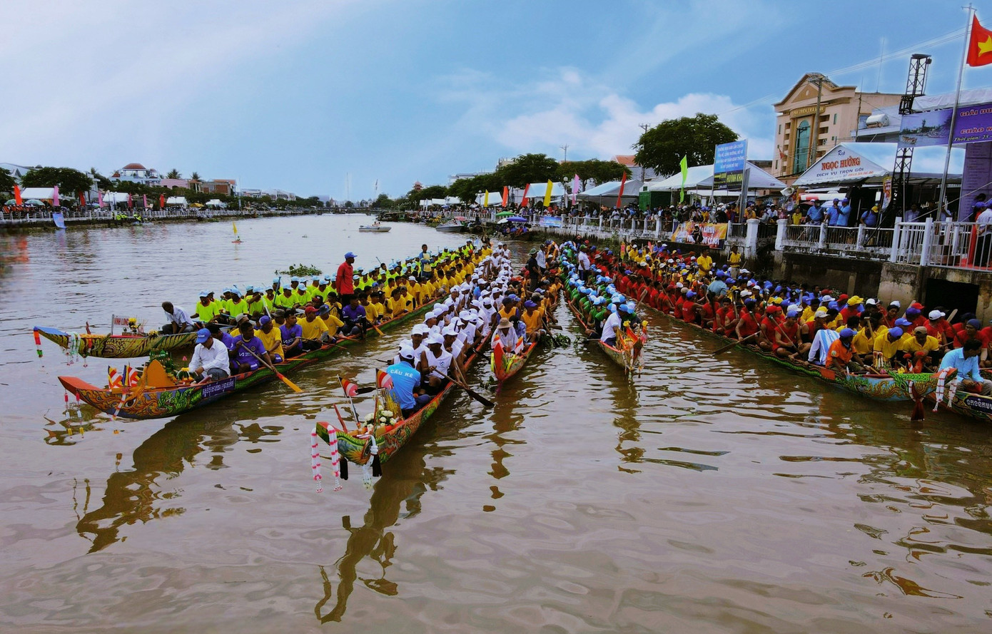 Các đội ghe nam tranh tài ở 2 cự ly 1.000 m và 800 m. Các đội ghe nam nữ phối hợp tranh tài ở cự ly 800 m. Giải đấu có tổng cộng 25 trận tranh tài, hứa hẹn mang đến cho người hâm mộ những đường đua dậy sóng, đầy kịch tính. Ảnh: T.L.