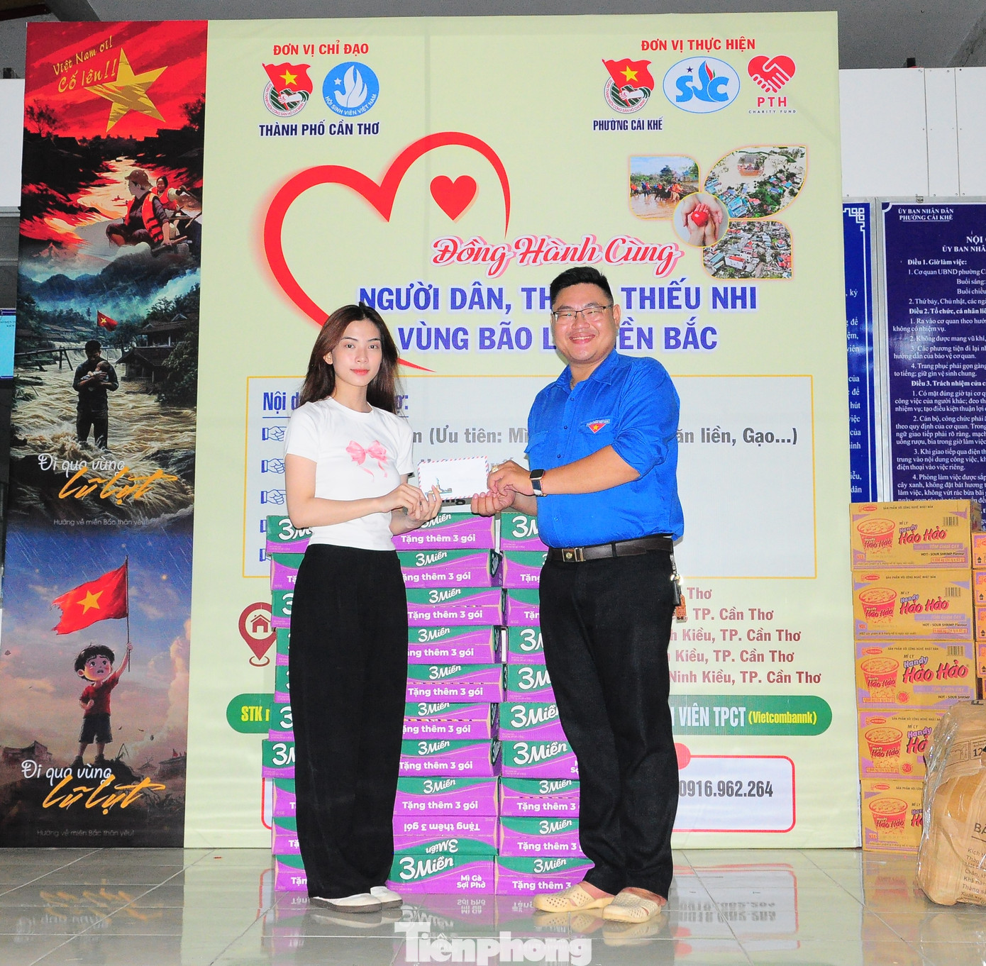 Hưởng ứng lời kêu gọi hướng về đồng bào vùng bão lũ, bạn Phan Lê Kim Ngọc - Hoa khôi Học sinh Sinh viên thanh lịch TP. Cần Thơ 2023, Á khôi 1 Người đẹp Tây Đô 2023 đã trích từ khoản tiết kiệm của cá nhân đến tham gia góp chút tấm lòng hướng về đồng bào phía Bắc. “Nghe tin tình hình mưa lũ, bà con phía Bắc rất khó khăn do hậu quả cơn bão số 3, em và gia đình có chút tấm lòng góp sức với các anh chị ở đây để gửi ra bà con miền Bắc. Dù chỉ là một phần nhỏ nhưng em tin, với tinh thần đoàn kết, sự yêu thương đồng bào của dân tộc Việt Nam, sẽ lan tỏa những điều tốt đẹp nhất, tinh thần yêu thương, đoàn kết của dân tộc sẽ chiến thắng tất cả. Chúc cho bà con miền Bắc mau trở lại nhịp sống bình thường, cùng nhau nắm tay vượt qua những khó khăn”, Hoa khôi Học sinh Sinh viên thanh lịch TP Cần Thơ 2023 - Phan Lê Kim Ngọc nói. Hưởng ứng lời kêu gọi hướng về đồng bào vùng bão lũ, bạn Phan Lê Kim Ngọc - Hoa khôi Học sinh Sinh viên thanh lịch TP. Cần Thơ 2023, Á khôi 1 Người đẹp Tây Đô 2023 đã trích từ khoản tiết kiệm của cá nhân đến tham gia góp chút tấm lòng hướng về đồng bào phía Bắc. “Nghe tin tình hình mưa lũ, bà con phía Bắc rất khó khăn do hậu quả cơn bão số 3, em và gia đình có chút tấm lòng góp sức với các anh chị ở đây để gửi ra bà con miền Bắc. Dù chỉ là một phần nhỏ nhưng em tin, với tinh thần đoàn kết, sự yêu thương đồng bào của dân tộc Việt Nam, sẽ lan tỏa những điều tốt đẹp nhất, tinh thần yêu thương, đoàn kết của dân tộc sẽ chiến thắng tất cả. Chúc cho bà con miền Bắc mau trở lại nhịp sống bình thường, cùng nhau nắm tay vượt qua những khó khăn”, Hoa khôi Học sinh Sinh viên thanh lịch TP Cần Thơ 2023 - Phan Lê Kim Ngọc nói.