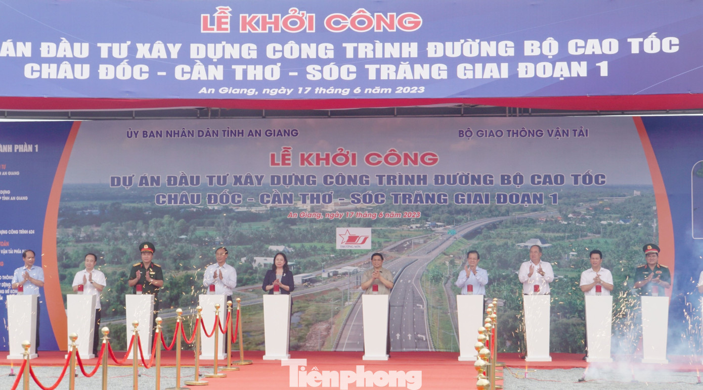 Thủ tướng phát lệnh khởi công tại điểm cầu An Giang. Thủ tướng phát lệnh khởi công tại điểm cầu An Giang.