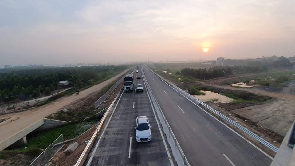 Phương tiện lưu thông trên cao tốc Trung Lương - Mỹ Thuận. Ảnh: CK