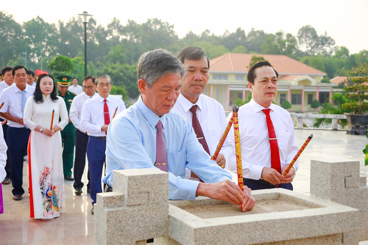 Tại Nghĩa trang liệt sĩ tỉnh Trà Vinh, đoàn đại biểu đặt vòng hoa, dâng hương tưởng niệm và dành một phút mặc niệm để tưởng nhớ những người con ưu tú của dân tộc đã không tiếc máu xương, dũng cảm chiến đấu, hy sinh vì sự nghiệp đấu tranh giải phóng dân tộc. Ảnh: Phương An