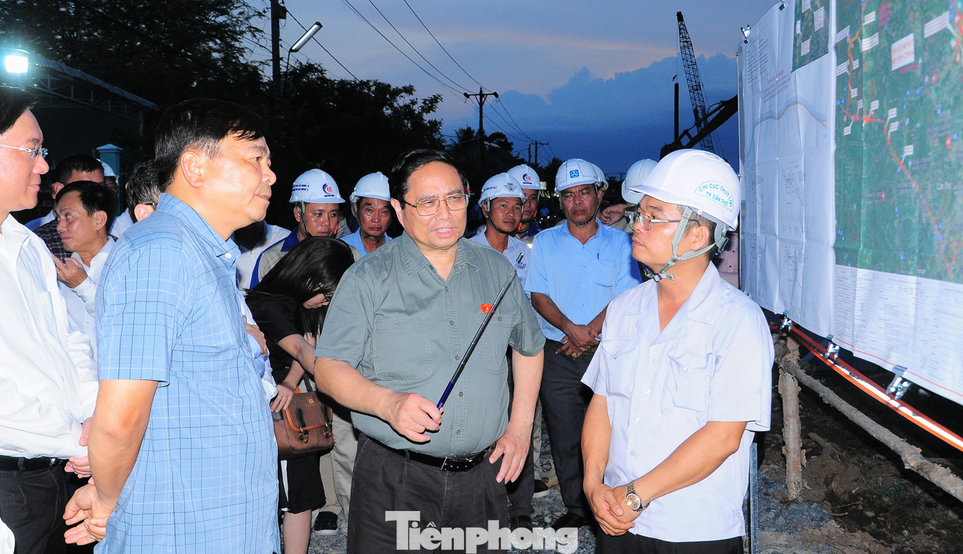 Thủ tướng Phạm Minh Chính kiểm tra dự án kè chống sạt lở khẩn cấp sông Trà Nóc thuộc quận Bình Thủy, TP. Cần Thơ. Ảnh: CK Thủ tướng Phạm Minh Chính kiểm tra dự án kè chống sạt lở khẩn cấp sông Trà Nóc thuộc quận Bình Thủy, TP. Cần Thơ. Ảnh: CK
