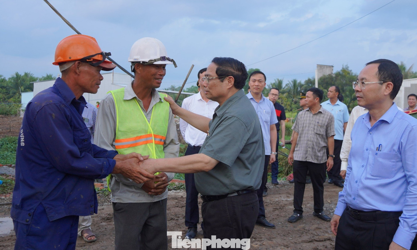 Thủ tướng Phạm Minh Chính động viên công nhân thi công cao tốc Châu Châu Đốc - Cần Thơ - Sóc Trăng. Ảnh: TQ Thủ tướng Phạm Minh Chính động viên công nhân thi công cao tốc Châu Châu Đốc - Cần Thơ - Sóc Trăng. Ảnh: TQ