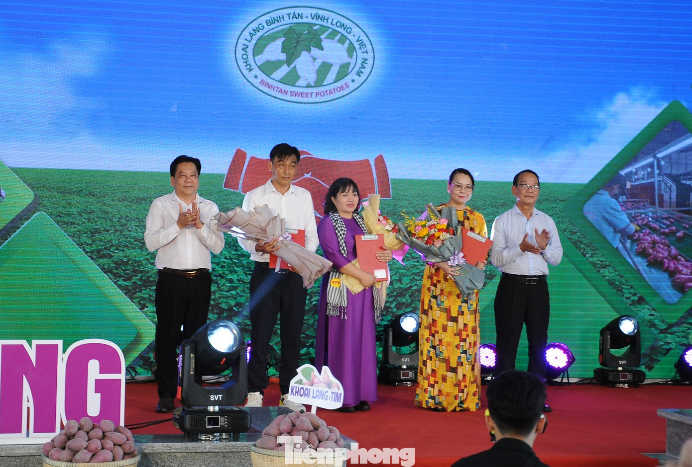 Đại diện Cục Bảo vệ thực vật, Bộ NN&amp;PTNT trao Chứng thư kiểm dịch thực vật cho các cơ sở đóng gói, doanh nghiệp đủ điều kiện xuất khẩu khoai lang.