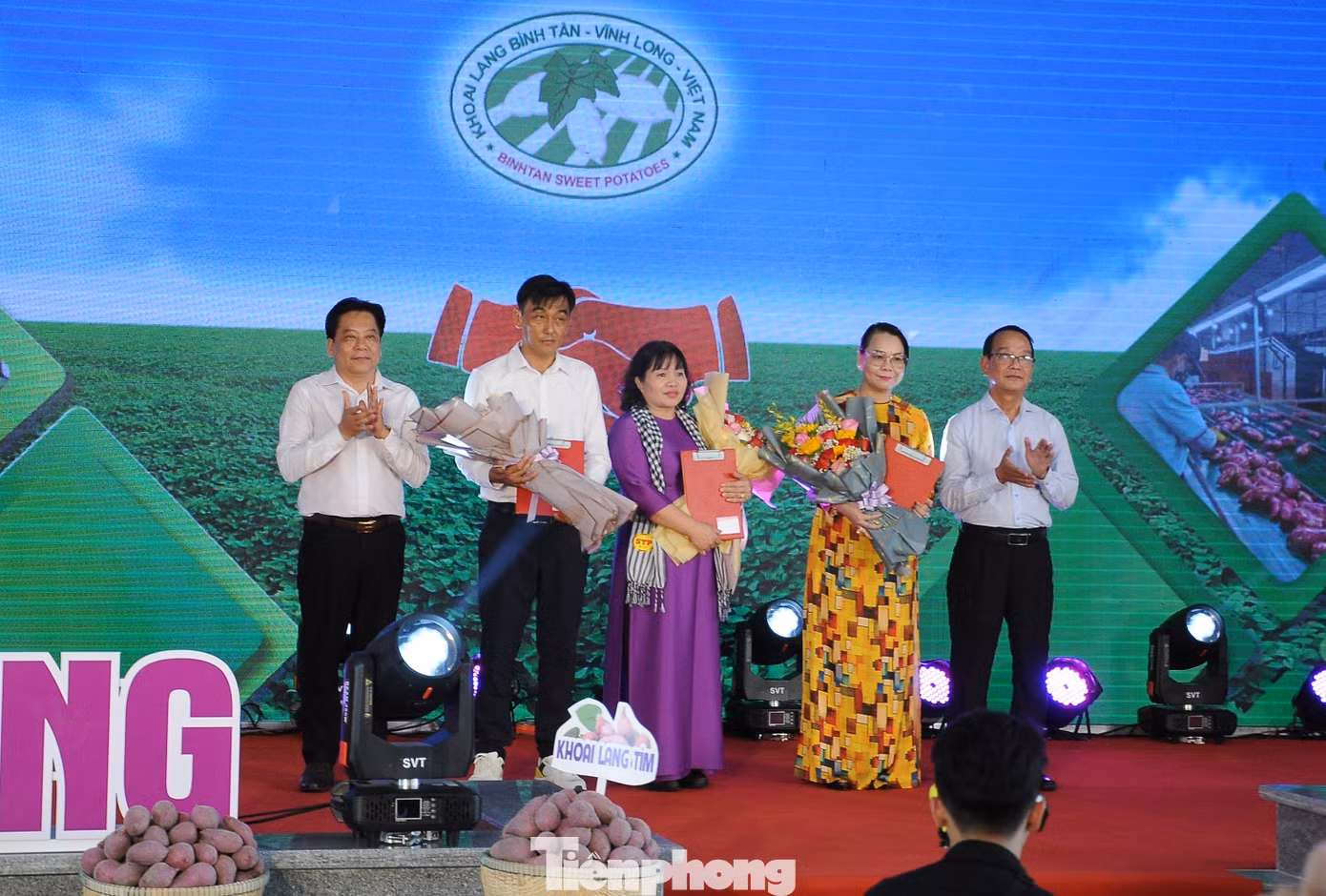 Đại diện Cục Bảo vệ thực vật, Bộ NN&amp;PTNT trao Chứng thư kiểm dịch thực vật cho các cơ sở đóng gói, doanh nghiệp đủ điều kiện xuất khẩu khoai lang.