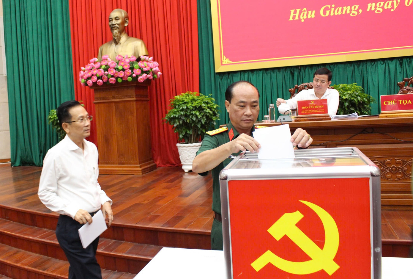 Đại biểu bỏ phiếu thực hiện quy trình giới thiệu nhân sự Bí thư Tỉnh ủy Hậu Giang.