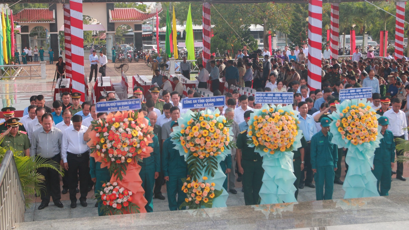 Đại biểu thực hiện nghi thức tưởng niệm các Anh hùng liệt sĩ.