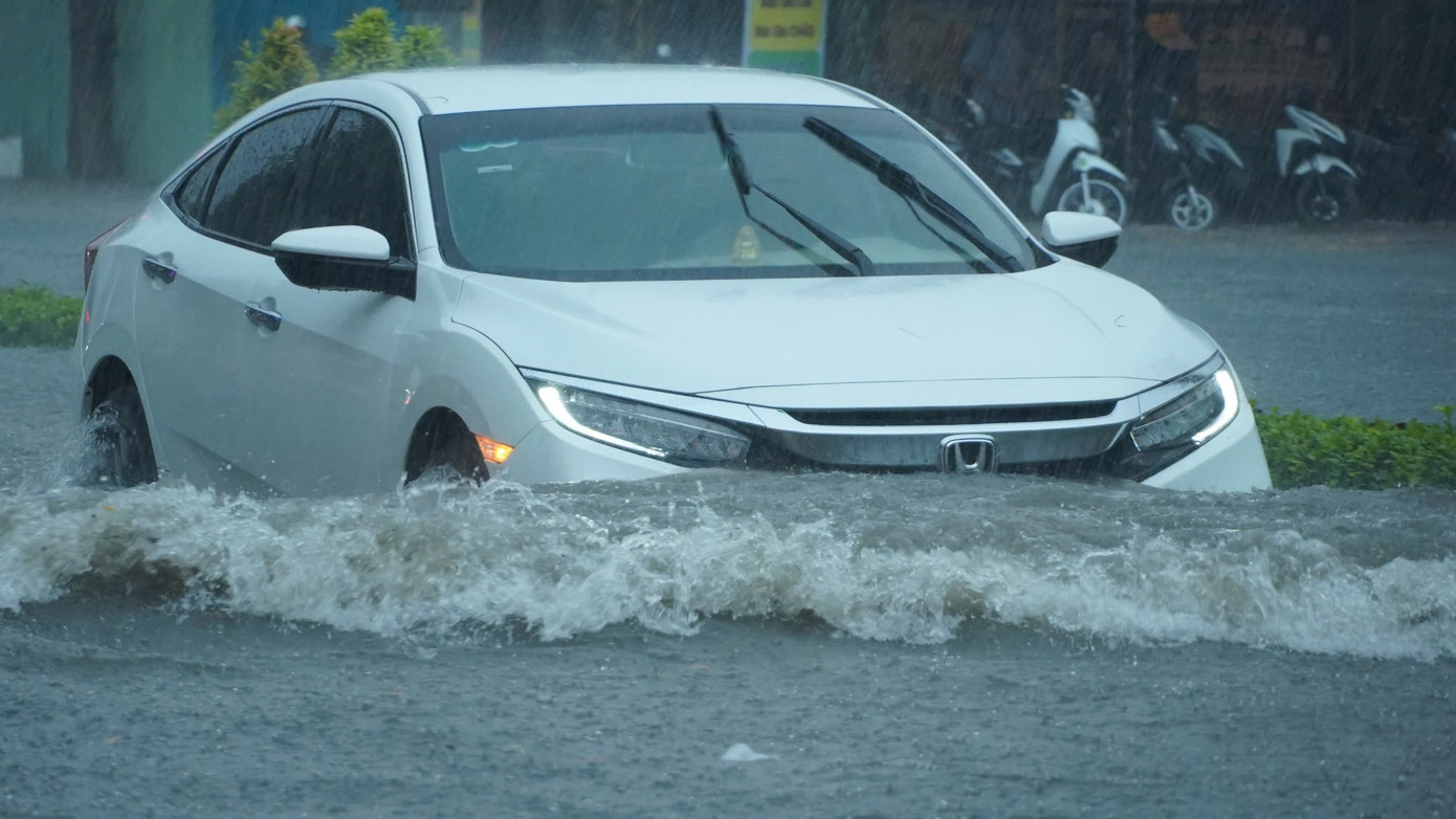 Nhiều tuyến đường như Trần Văn Hoài, Võ Văn Kiệt, Trần Nam Phú, Trần Hoàng Na, 30 tháng 4... ngập sâu.