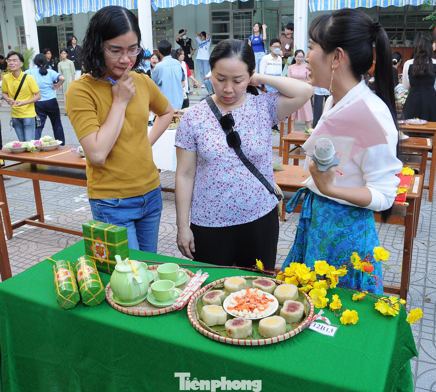 Ban giám khảo chấm điểm phần trình bày của các lớp. Ban giám khảo chấm điểm phần trình bày của các lớp.