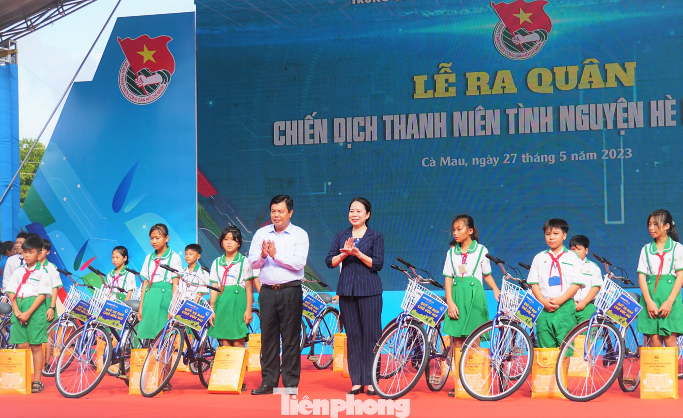 Phó Chủ tịch nước Võ Thị Ánh Xuân cùng lãnh đạo tỉnh Cà Mau tặng xe đạp cho học sinh.