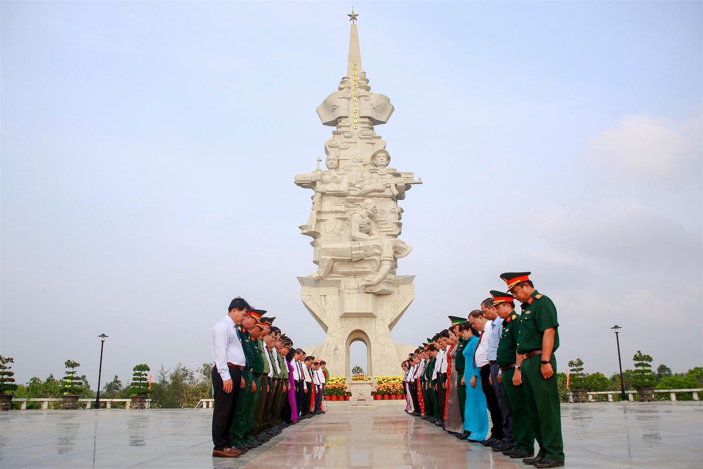 Đoàn đại biểu mặc niệm tưởng nhớ các anh hùng liệt sĩ và thắp hương tại mộ phần của các liệt sĩ. Ảnh: Phương An
