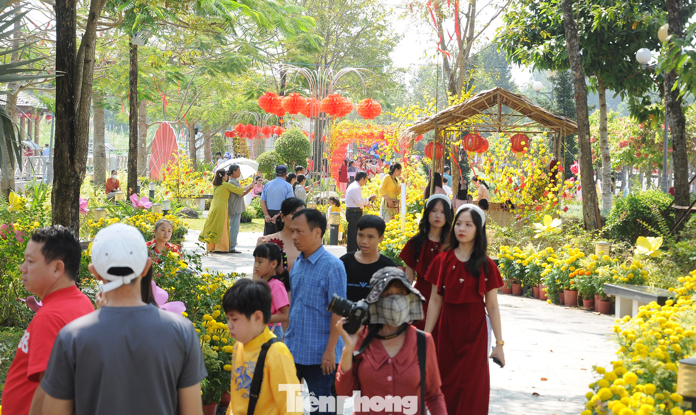 Vườn hoa tọa lạc tại công viên sông Hậu, dài khoảng 200m.