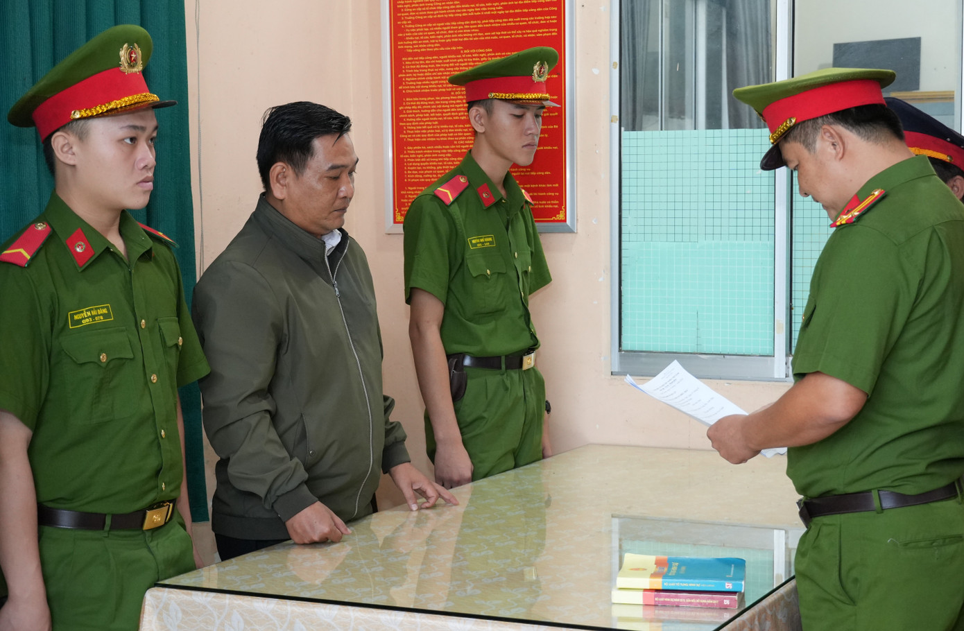 Công an thi hành các quyết định đối với Lâm Sĩ Tiếng. Ảnh: T.P