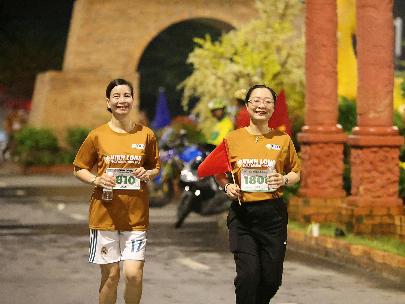 Phó Chủ tịch UBND tỉnh Vĩnh Long Nguyễn Thị Quyên Thanh (phải) tham gia giải chạy.