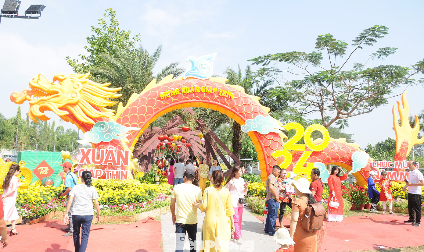 Vườn hoa Xuân Giáp Thìn 2024 bắt đầu phục vụ khách tham quan từ ngày 6/2 (27 tháng Chạp). Nhiều người tỏ ra khá ấn tượng với linh vật rồng ở cổng vườn hoa bởi phong thái uy nghiêm, mạnh mẽ.