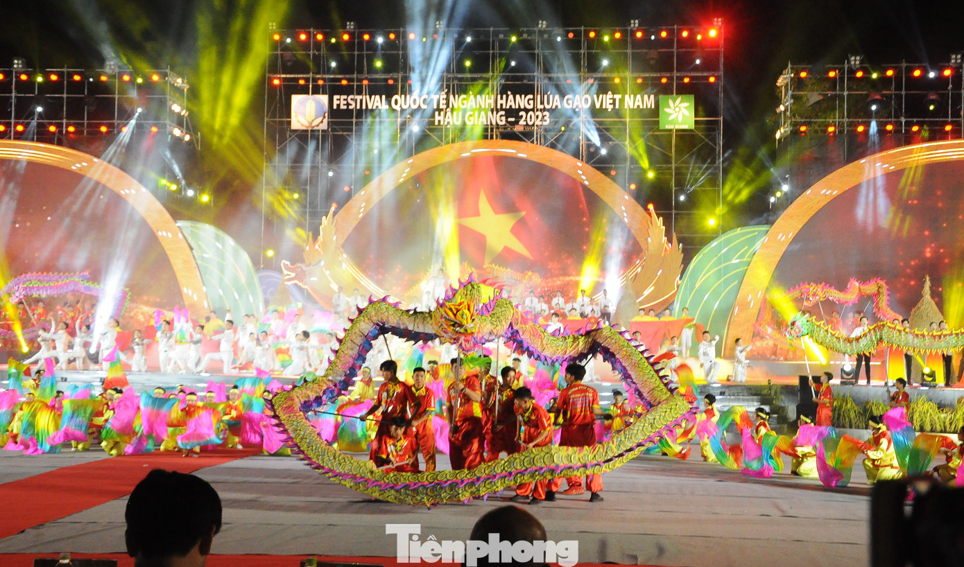 Tiết mục nghệ thuật chào mừng lễ khai mạc. Ảnh: CK Tiết mục nghệ thuật chào mừng lễ khai mạc. Ảnh: CK