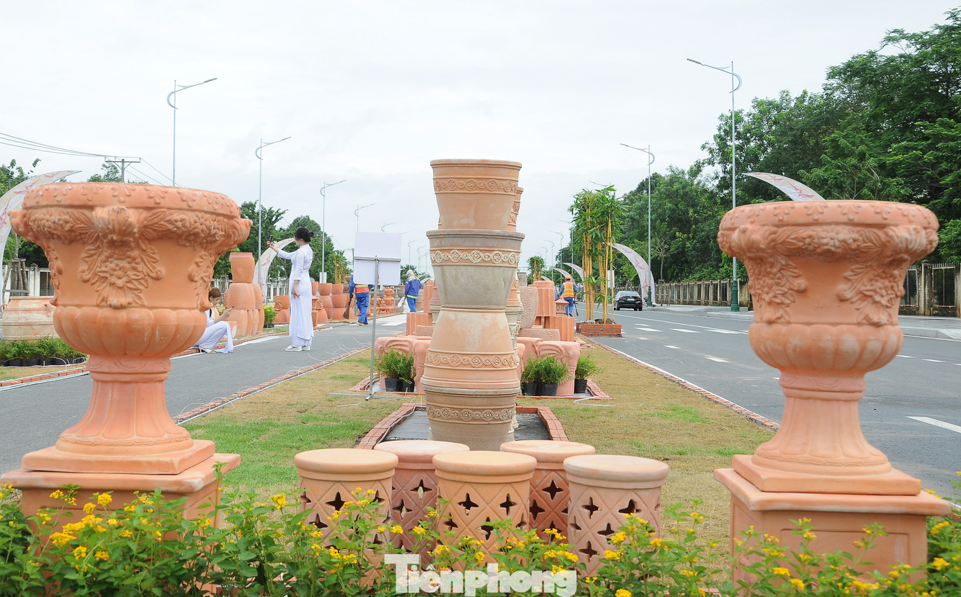 Tuy nhiên, từ năm 2010, do đổi mới công nghệ từ lò nung tròn sang lò nung liên hoàn, cải thiện quy trình sản xuất thân thiện với môi trường và nâng cao sức cạnh tranh, chi phí sản xuất cao, giá bán sản phẩm đầu ra thấp, các cơ sở lò gạch gặp nhiều khó khăn nên quy mô và công suất hoạt động thu hẹp. Theo thống kê, hiện toàn tỉnh Vĩnh Long còn hơn 20 doanh nghiệp sản xuất gốm, sản lượng trung bình đạt khoảng 5 triệu sản phẩm, ước giá trị mang lại khoảng 400 tỷ đồng/năm.