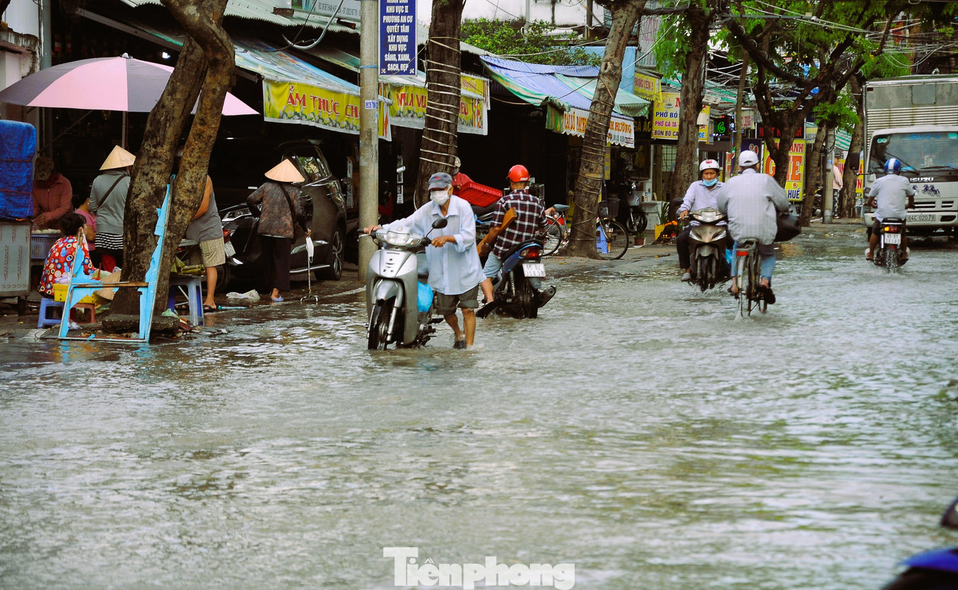 Người dân vất vả đẩy xe chết máy do &quot;sặc&quot; nước trên đường Đề Thám.