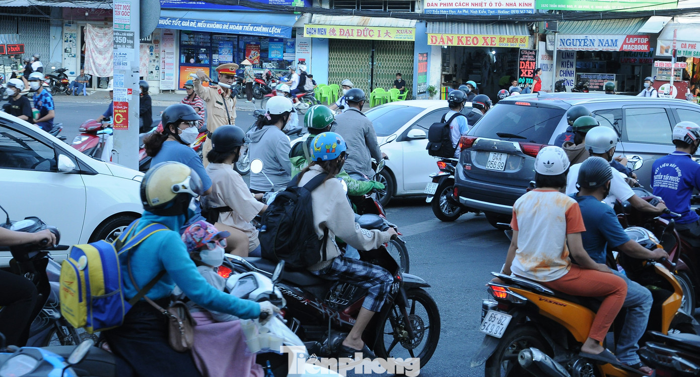 Nút giao đường Mậu Thân – đường 3 Tháng 2 – Trần Hưng Đạo thường ùn tắc vào giờ cao điểm. Ảnh: CK Nút giao đường Mậu Thân – đường 3 Tháng 2 – Trần Hưng Đạo thường ùn tắc vào giờ cao điểm. Ảnh: CK