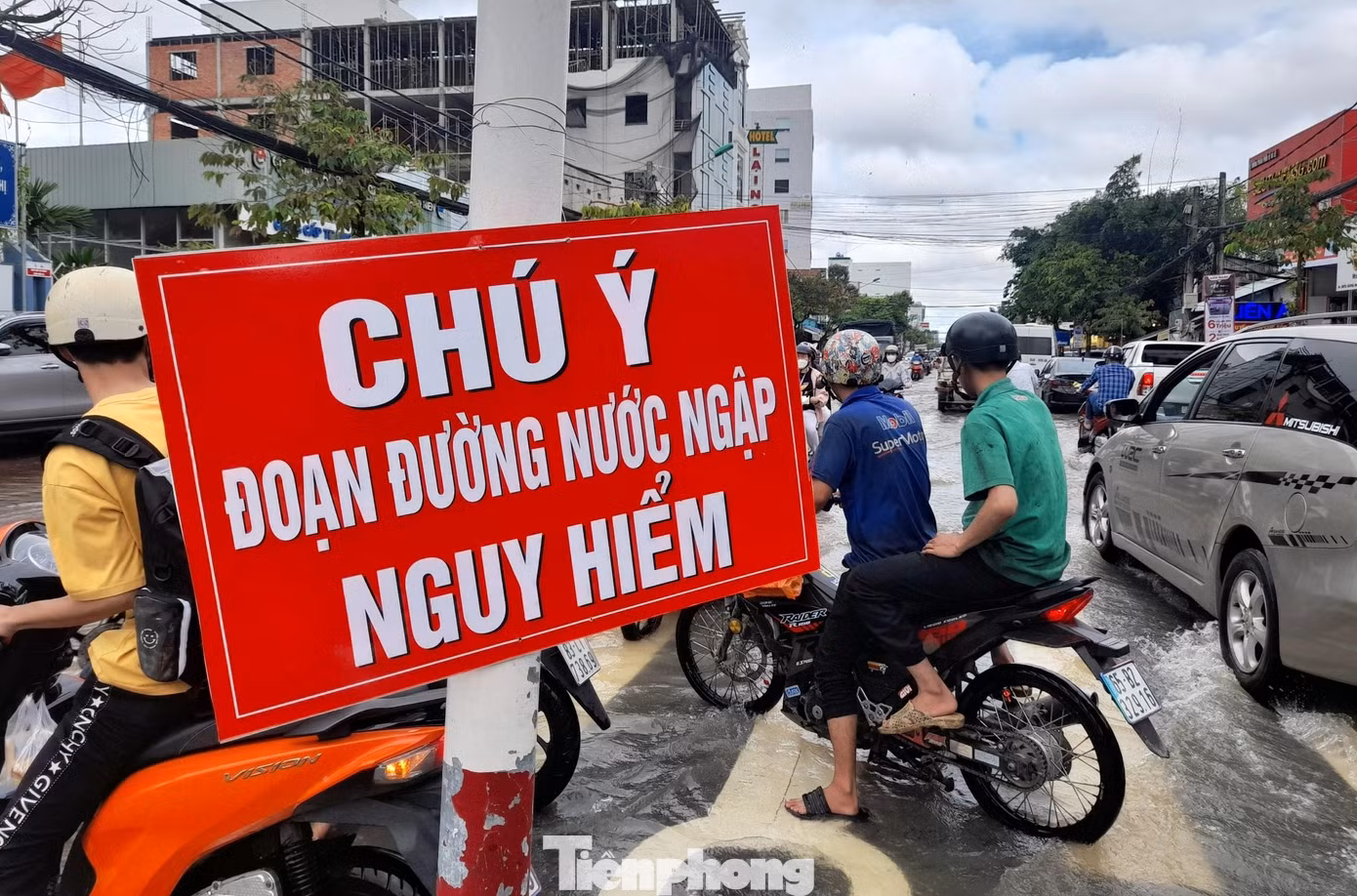 Biển cảnh báo tại đường Cách Mạng Tháng Tám, đoạn qua quận Ninh Kiều.