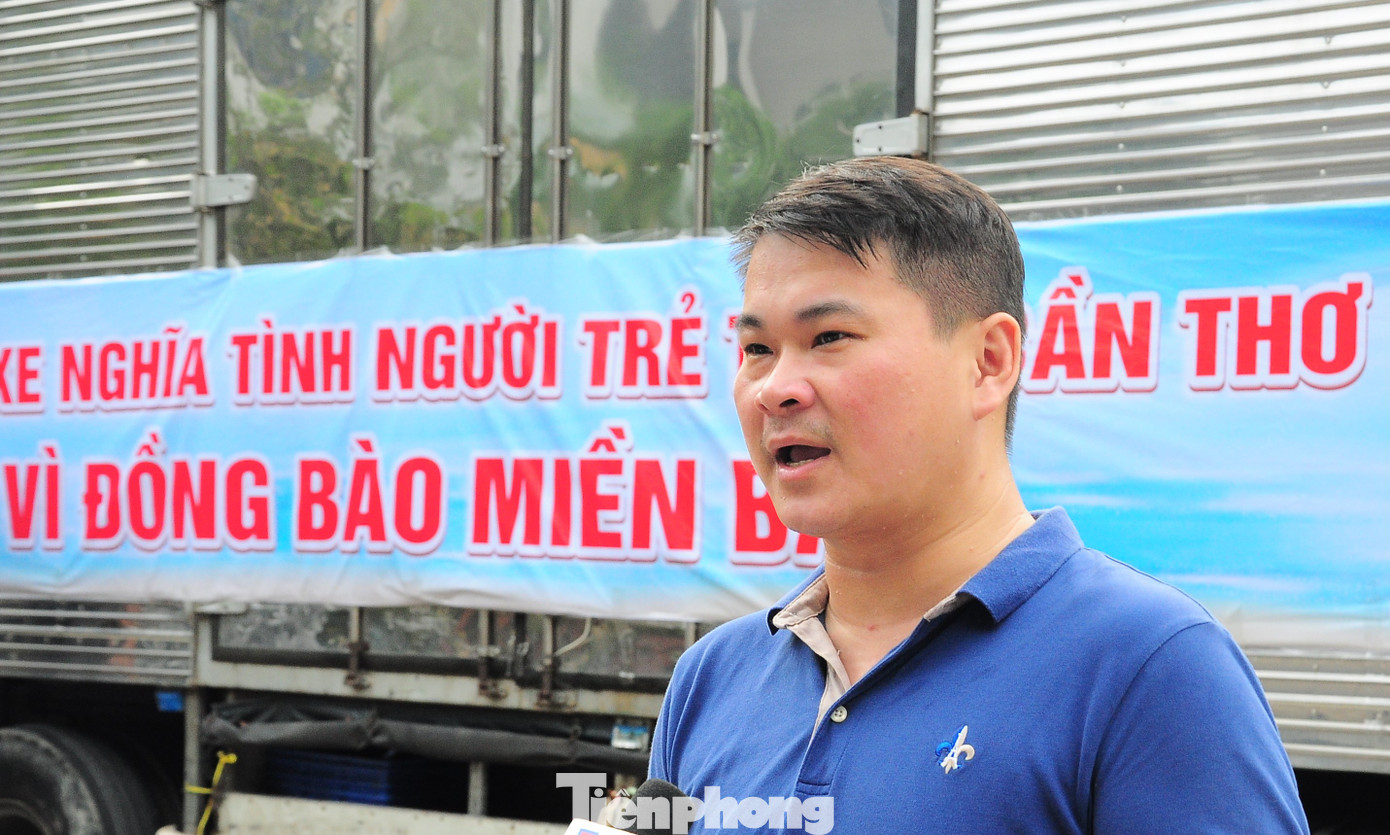 Anh Phương Tấn Đạt - Giám đốc Trung tâm Hỗ trợ học sinh sinh viên TP. Cần Thơ cho biết, tính đến chiều nay (13/9), chương trình đã tiếp nhận hơn 70 tấn nhu yếu phẩm như gạo, mì, sữa, nước, vật tư y tế, thuốc, đồ dùng học tập..., ngoài ra có 7,5 tấn quần áo. Hàng hóa sẽ tiếp tục được những chuyến xe nghĩa tình chở ra các tỉnh Thái Bình, Tuyên Quang, Sơn La... trong những ngày tới. Anh Phương Tấn Đạt - Giám đốc Trung tâm Hỗ trợ học sinh sinh viên TP. Cần Thơ cho biết, tính đến chiều nay (13/9), chương trình đã tiếp nhận hơn 70 tấn nhu yếu phẩm như gạo, mì, sữa, nước, vật tư y tế, thuốc, đồ dùng học tập..., ngoài ra có 7,5 tấn quần áo. Hàng hóa sẽ tiếp tục được những chuyến xe nghĩa tình chở ra các tỉnh Thái Bình, Tuyên Quang, Sơn La... trong những ngày tới.