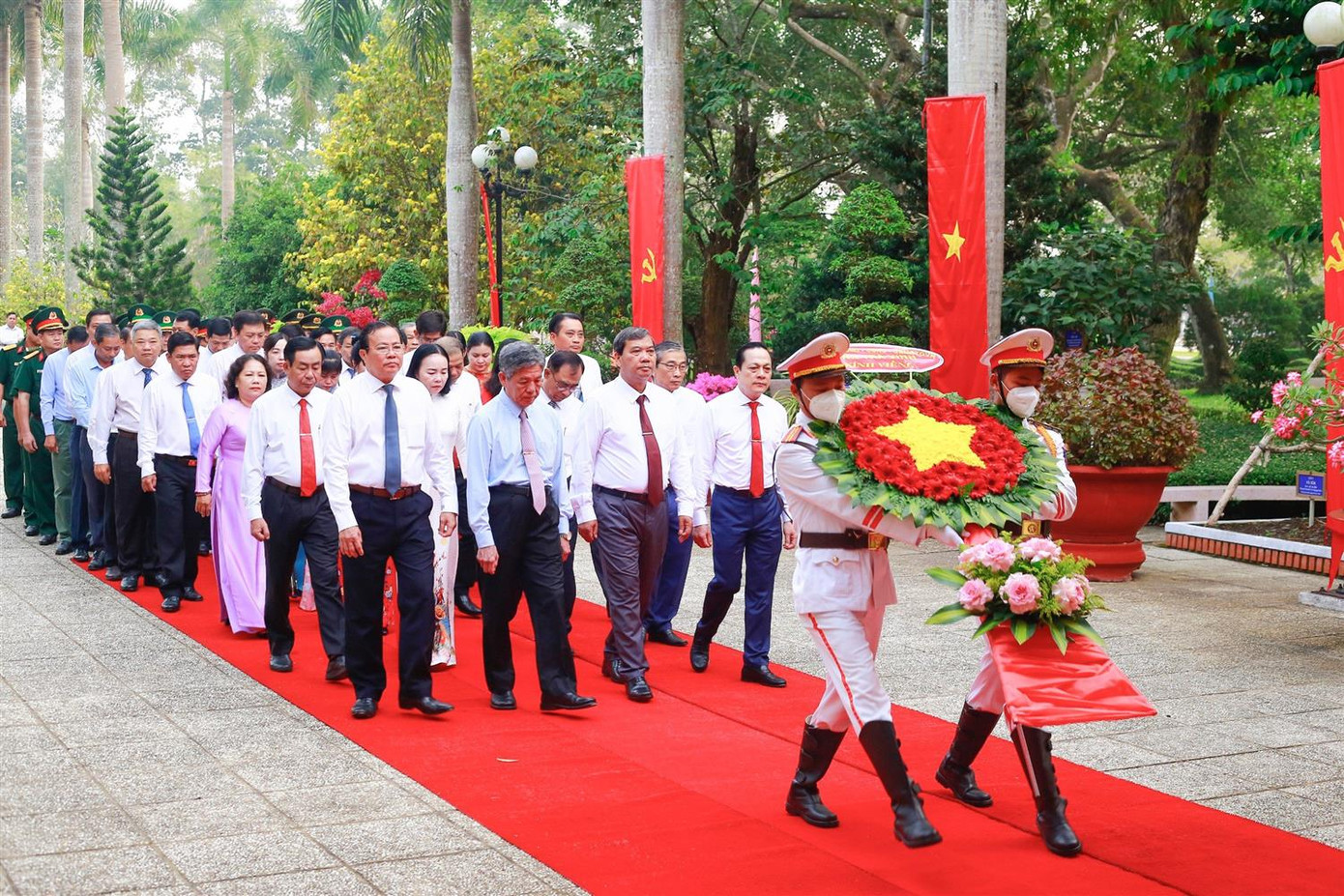Tại Đền thờ Chủ tịch Hồ Chí Minh, đoàn đại biểu đã kính cẩn đặt vòng hoa, dâng hương tưởng nhớ công lao to lớn của Bác Hồ, Người đã dành cả cuộc đời cho sự nghiệp đấu tranh giải phóng dân tộc, vì cuộc sống ấm no, hạnh phúc của nhân dân. Ảnh: Phương An