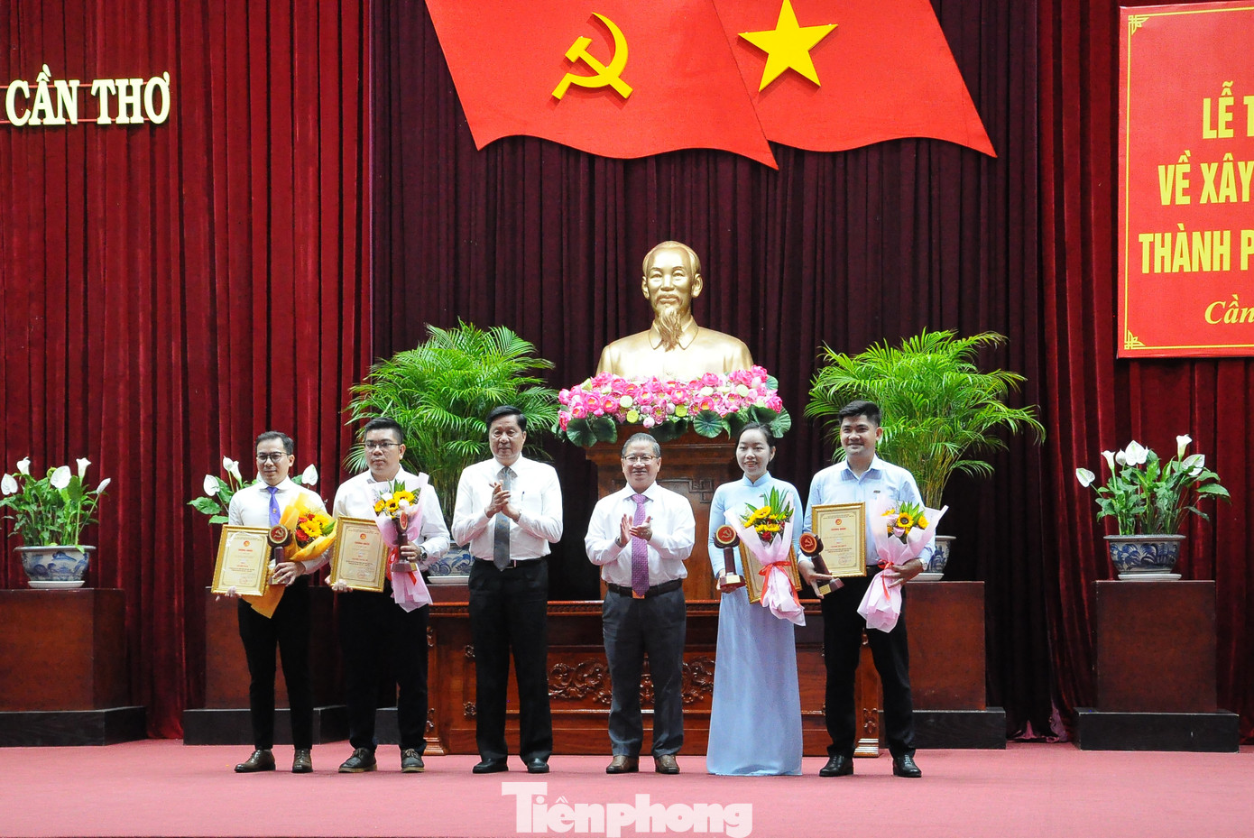 Lãnh đạo thành phố trao giải A tặng các tác giả. Ảnh; CK Lãnh đạo thành phố trao giải A tặng các tác giả. Ảnh; CK