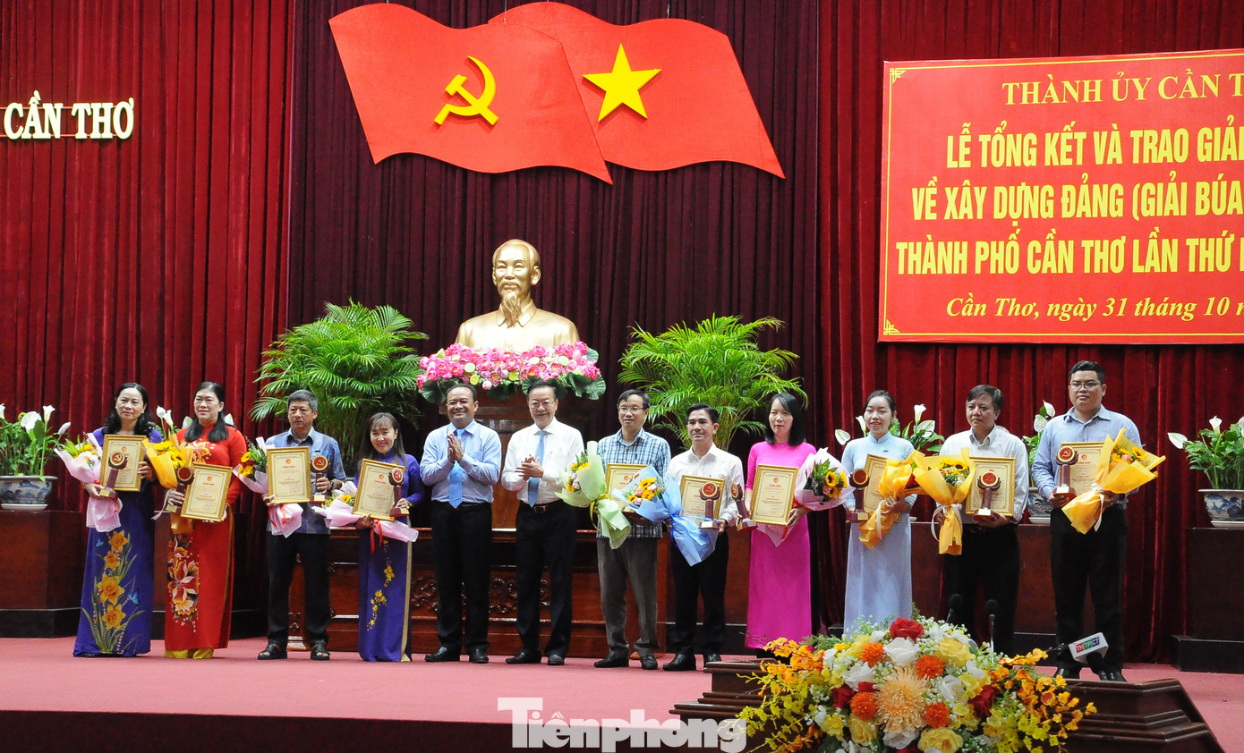 Các tác giả nhận giải B. Ảnh: CK Các tác giả nhận giải B. Ảnh: CK