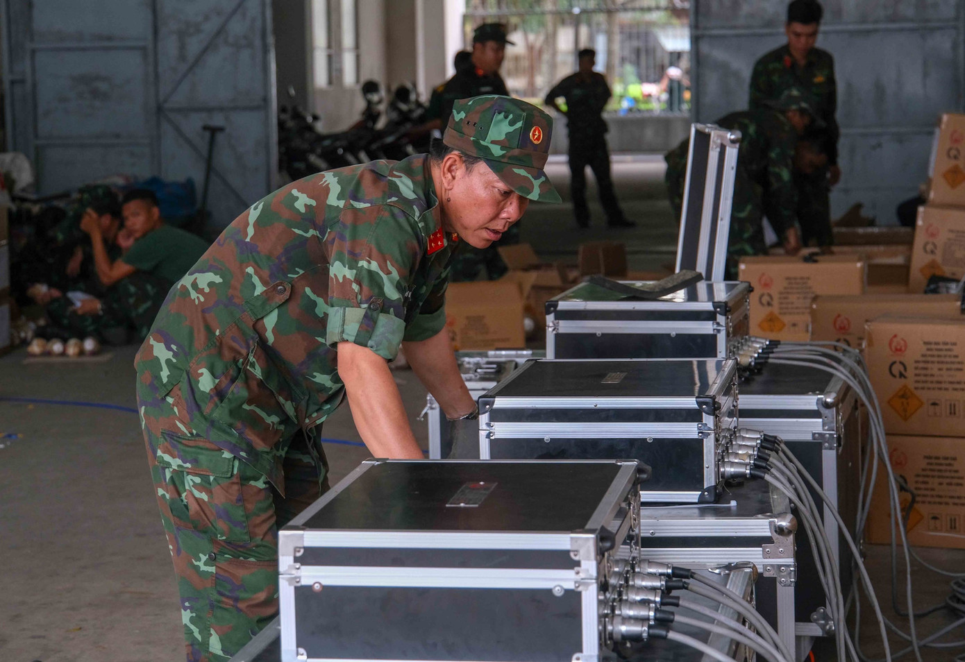 Sáng 31/12, các cán bộ, chiến sĩ Bộ Chỉ huy Quân sự (CHQS) thành phố Cần Thơ tất bật thực hiện các công việc chuẩn bị cho màn trình diễn pháo hoa tầm cao. Sáng 31/12, các cán bộ, chiến sĩ Bộ Chỉ huy Quân sự (CHQS) thành phố Cần Thơ tất bật thực hiện các công việc chuẩn bị cho màn trình diễn pháo hoa tầm cao.